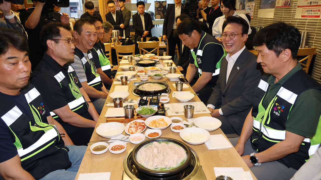 김민석 총리, 소비쿠폰 신청 첫 날 환경공무원들과 국밥 식사