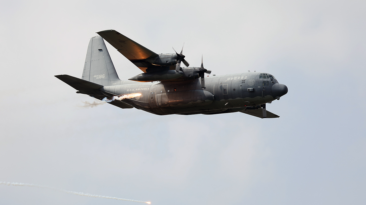 '일본 전투기 출격' 비상착륙한 공군 수송기‥"비행 경로 확인도 안 해"