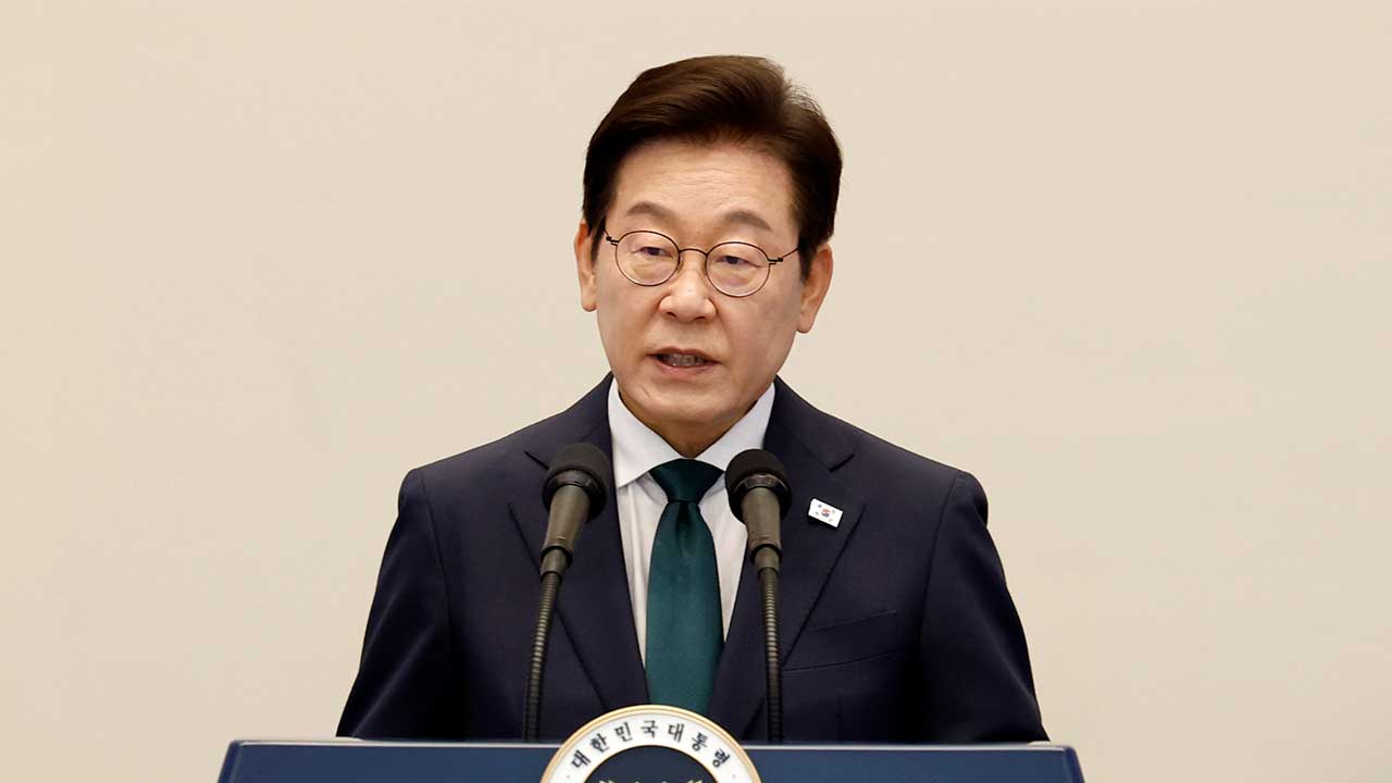 이 대통령 "'위안부' 피해자 명예·존엄 온전한 회복에 총력 다할 것"