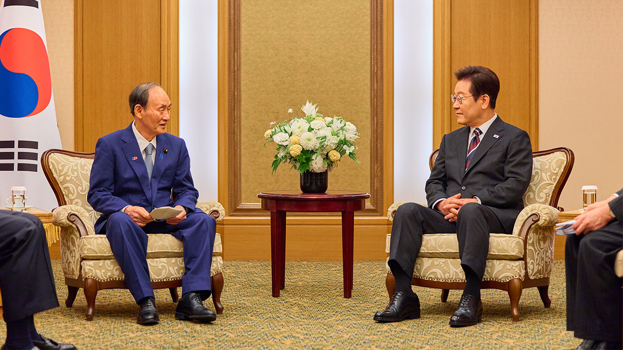 이 대통령, 스가 전 총리 등 정계 인사 접견‥"얼마나 자주 만나는지 기록 세우고 싶어"