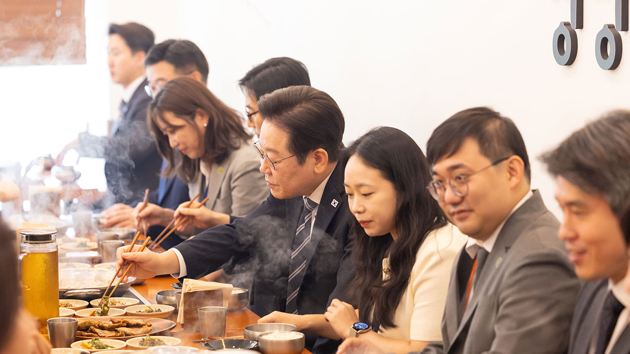 이 대통령, 오늘 세종청사 국무회의 뒤 12개 기관 공무원들과 오찬