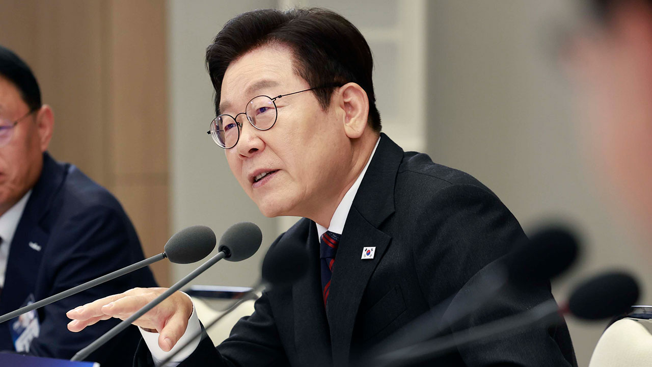 이재명 대통령 지지율, 2주 전보다 소폭 하락한 56% 기록