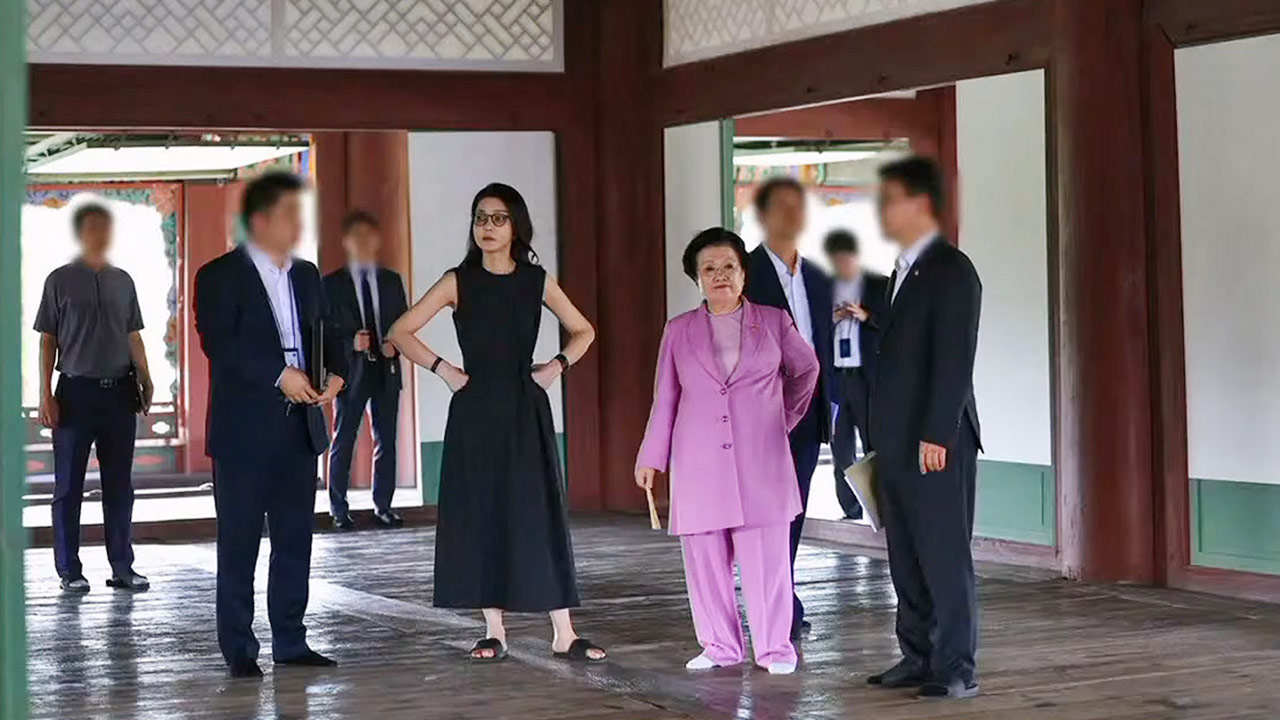 與 문체위 "김건희, 경복궁 '용상'에 왜 앉았냐‥왕 꿈꿨나"