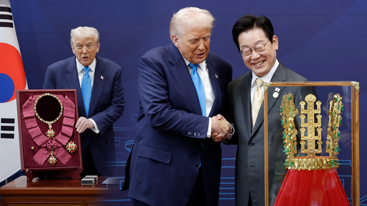 이 대통령, 트럼프에 무궁화대훈장‥금관 모형도 선물