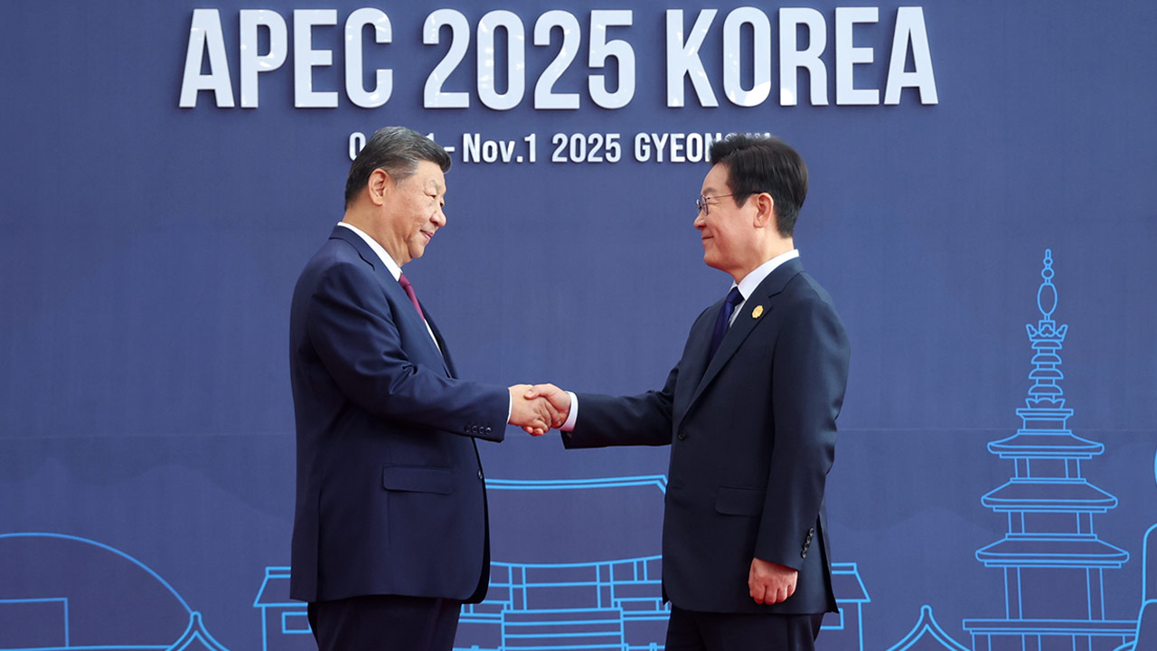 이 대통령, APEC 정상회의장에서 시진핑 중국 국가주석과 첫 대면
