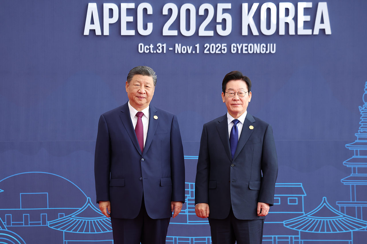 이 대통령, APEC 정상회의장에서 시진핑 중국 국가주석과 첫 대면