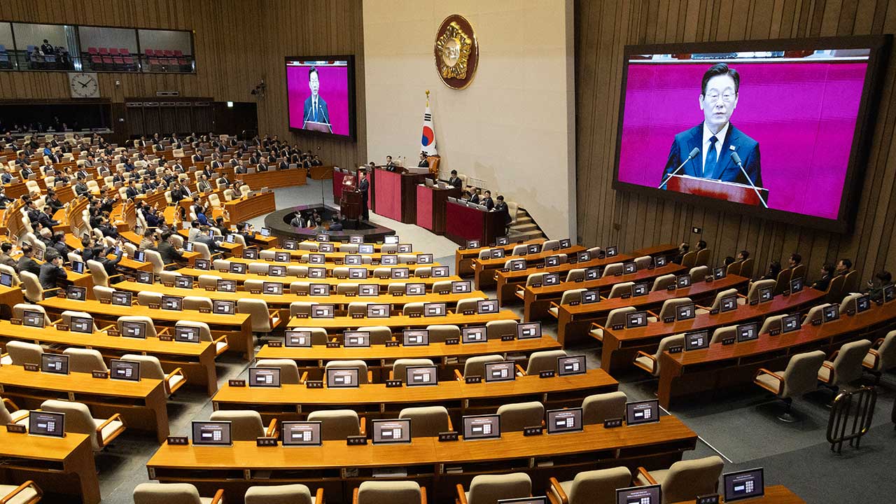 與 "작년엔 尹이 시정연설 거부, 올해는 국힘이 보이콧‥파렴치"