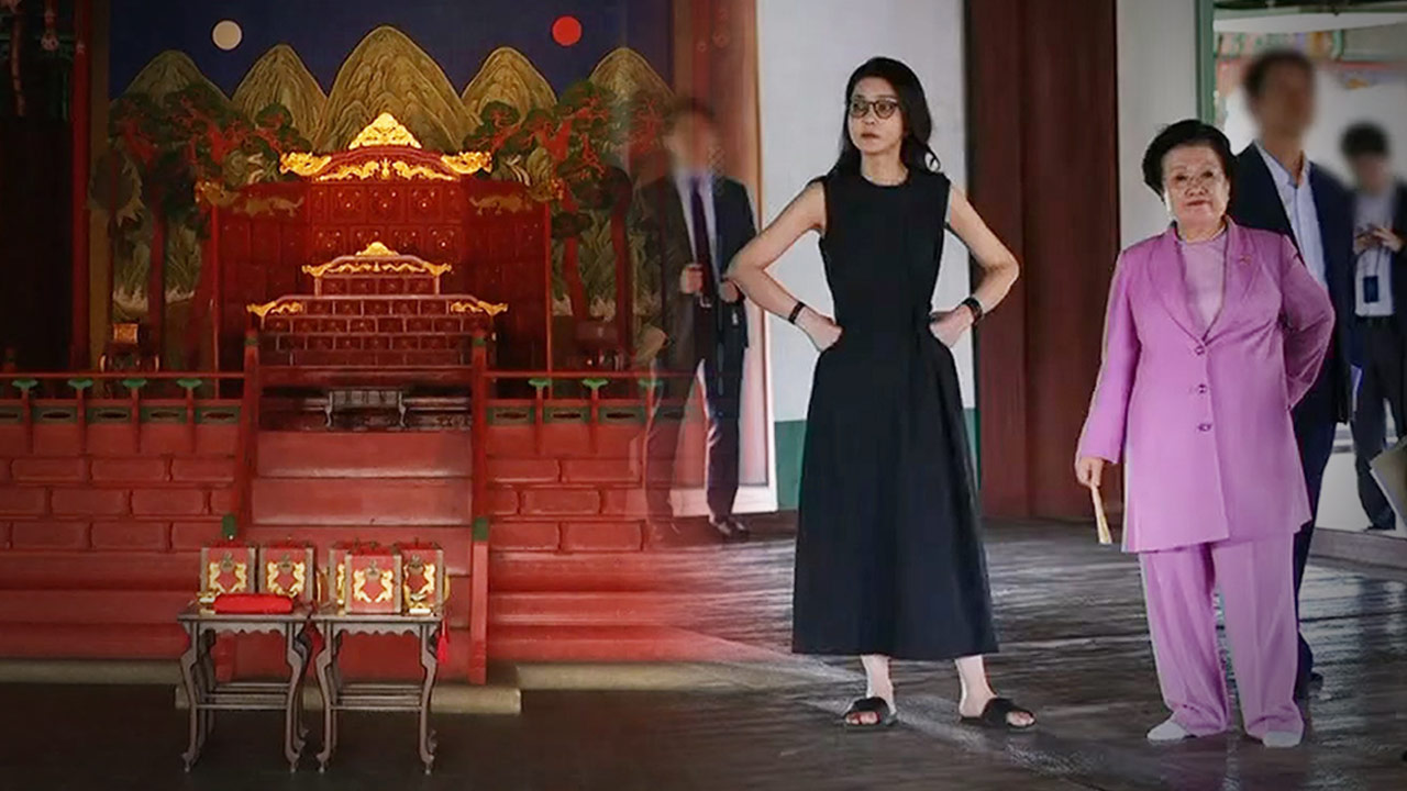 민주당 "김건희 어좌에 돌발 착석‥국민적 분노 임계점 도달"