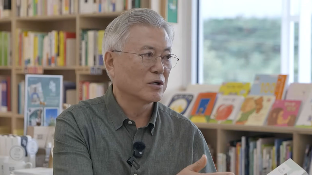 문재인 전 대통령, 전직 대통령 최초로 '유튜버' 데뷔