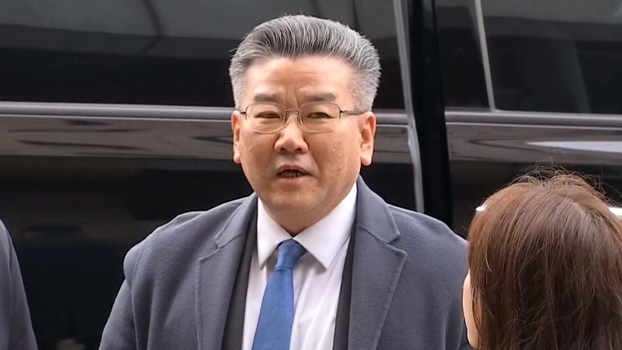 감사원장 퇴임식서 '세상은 요지경' 튼 유병호, 새 사무총장에 '엿' 선물