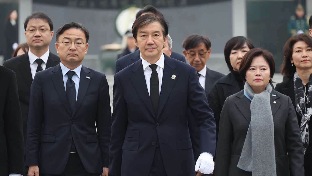 조국, 현충원 참배로 첫 당대표 일정 시작‥"행복이 권리가 되는 나라"