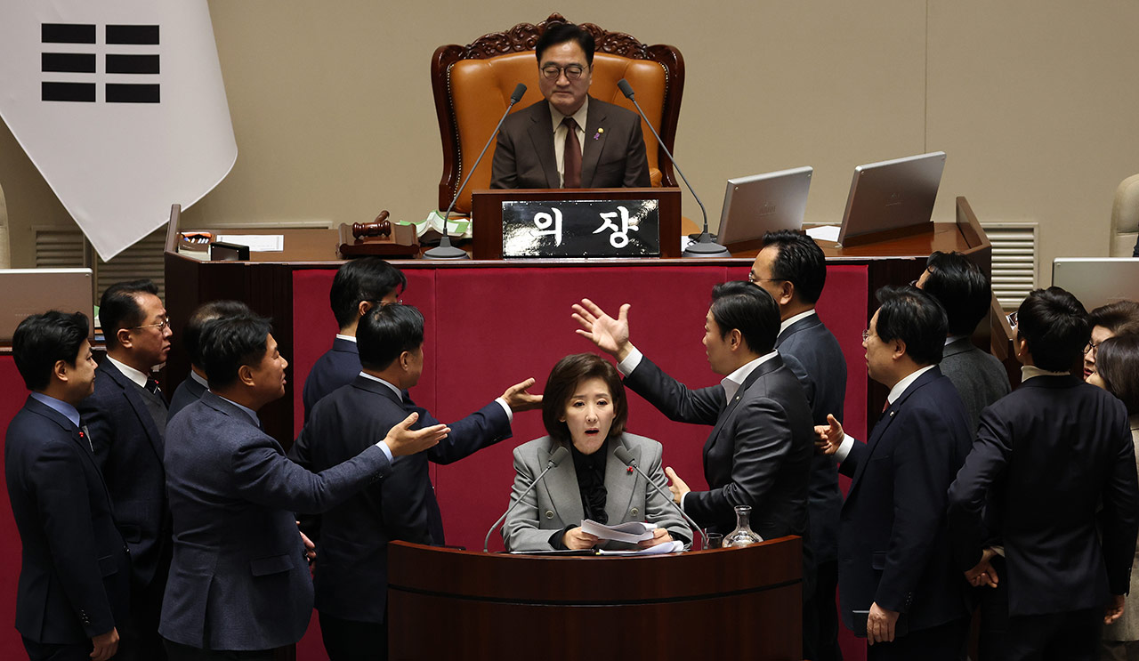나경원 필리버스터 도중 마이크 꺼버린 국회의장‥"의제 내 발언해 달라"