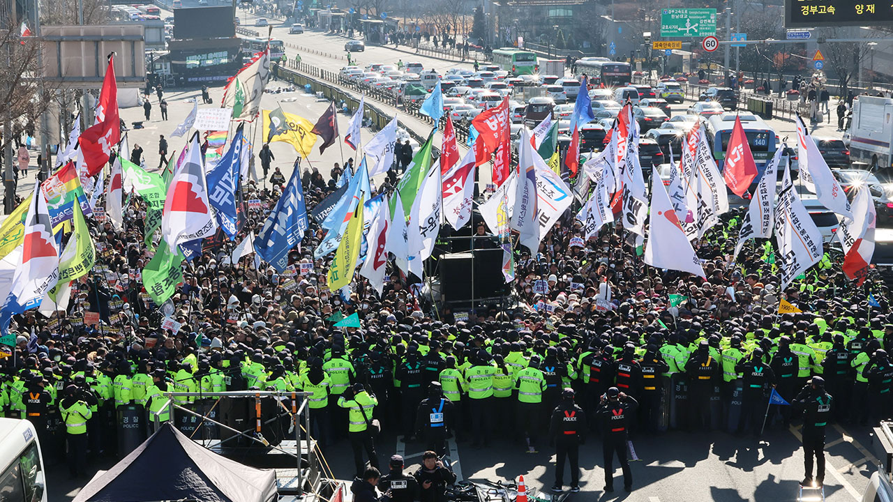 '대통령 체포 촉구 집회서 경찰 폭행' 민주노총 조합원 2명 석방