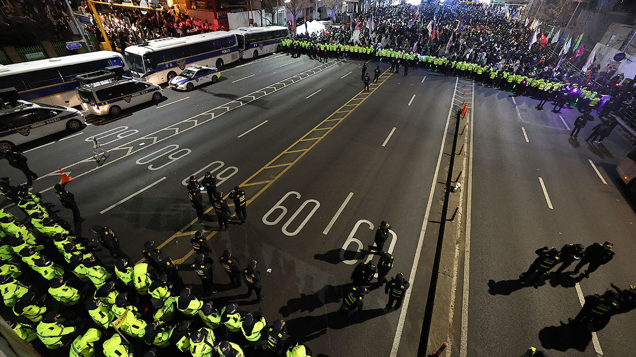서울시 "대통령 관저 앞 집회, 교통 방해 지속되면 관련 단체 고발"