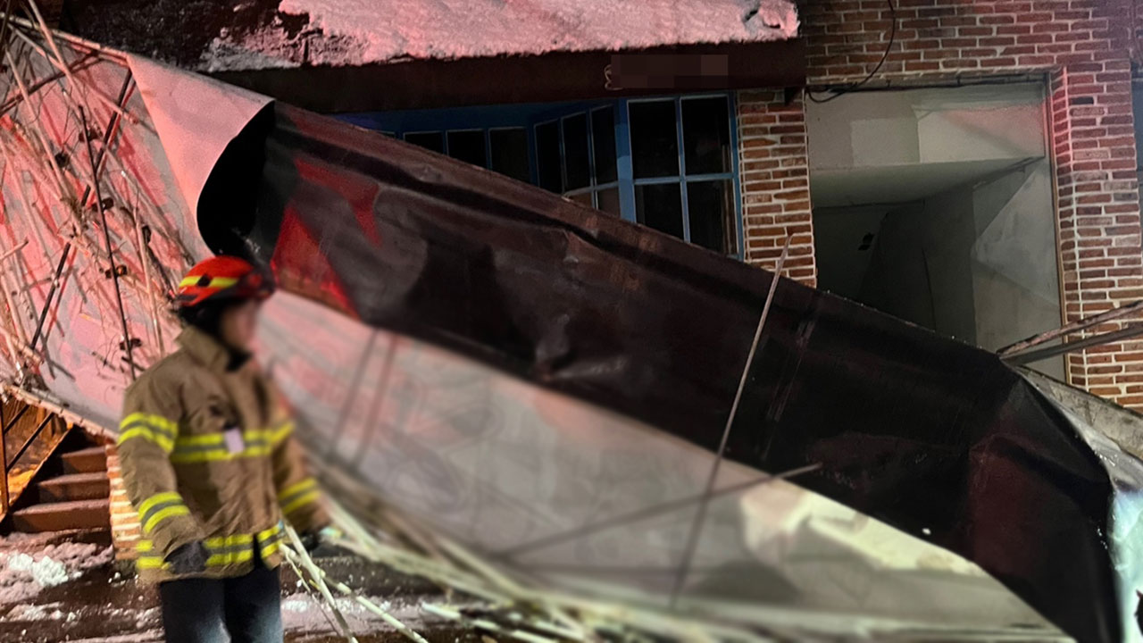 '대설특보' 전북 지역 눈길 미끄러짐·간판 떨어짐 사고 잇따라