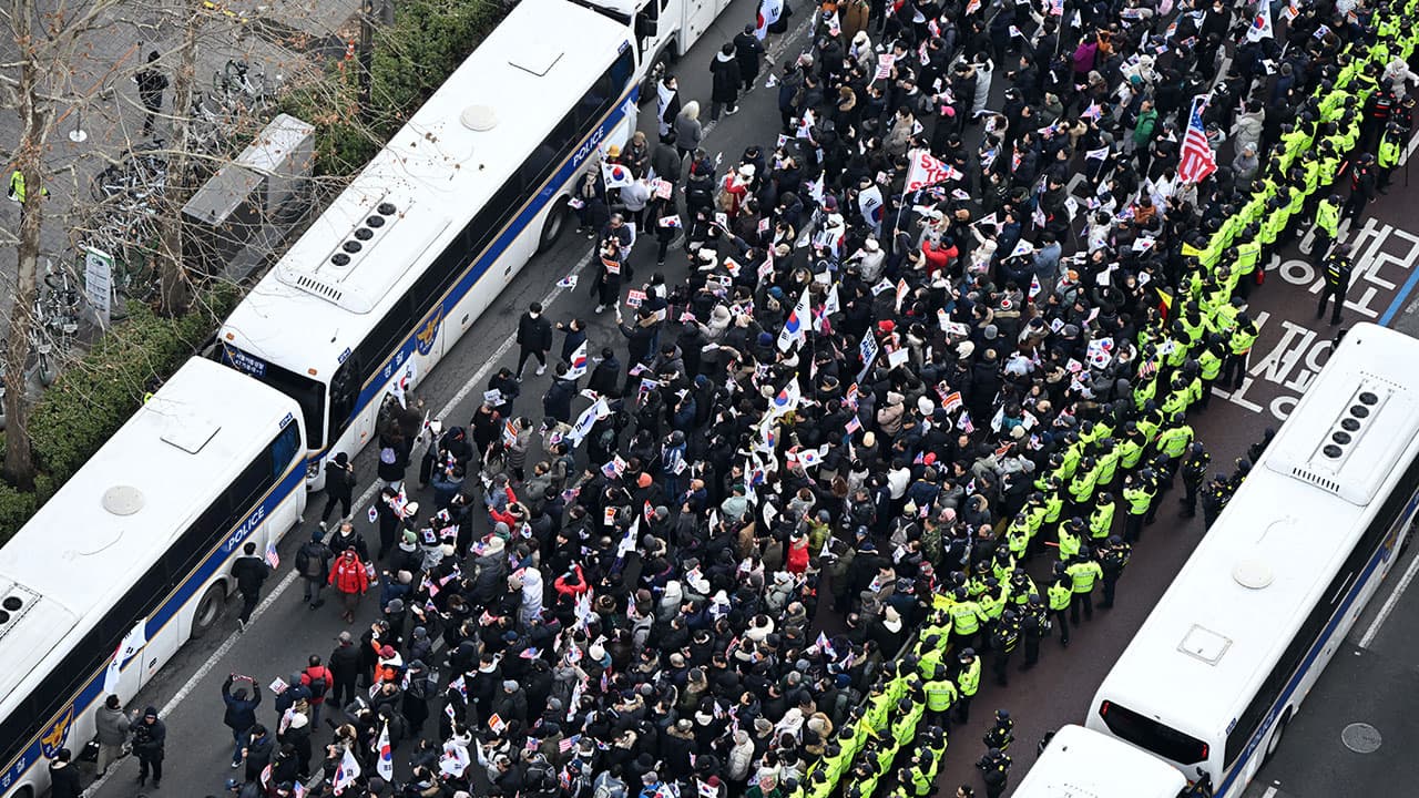 '윤 대통령 영장심사' 법원 앞 집회에 지하철 애오개역 한때 무정차 통과