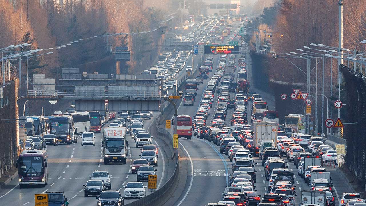 설 연휴 첫날 고속도로 정체 이어져‥인천공항 혼잡
