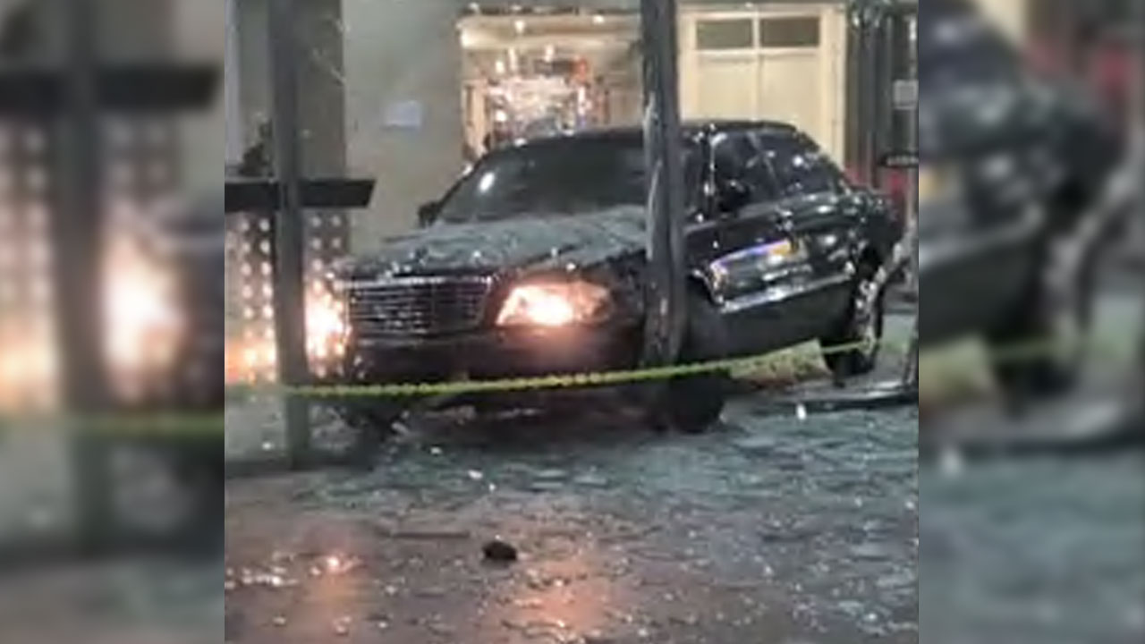 대형마트 주차장 빠져나오다70대 운전자 주상복합 상가 쾅