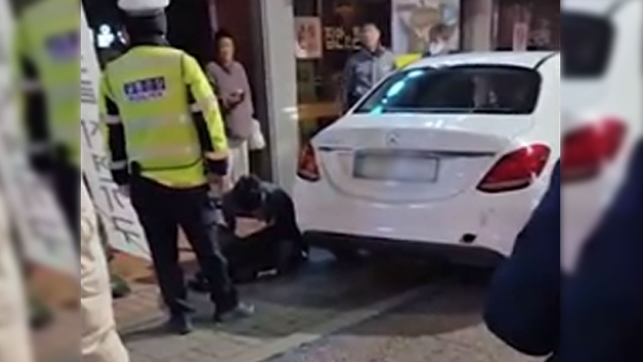 만취 벤츠, 단속 경찰관 매달고 도주‥추돌사고 내고서야 멈춰