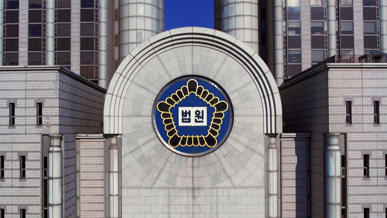 '음원 사재기' 가수 영탁 전 소속사 대표 징역 8개월 법정구속