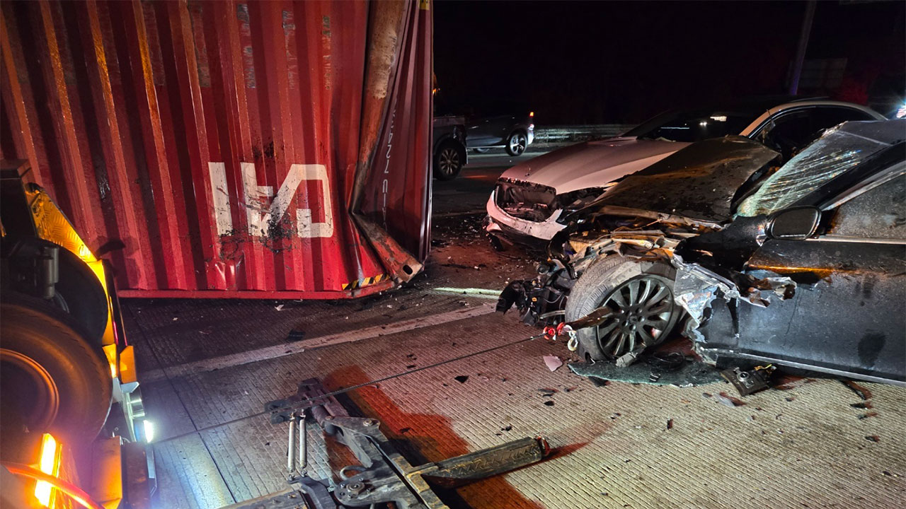 남해고속도로서 트레일러 넘어지며 연쇄 추돌‥7명 부상