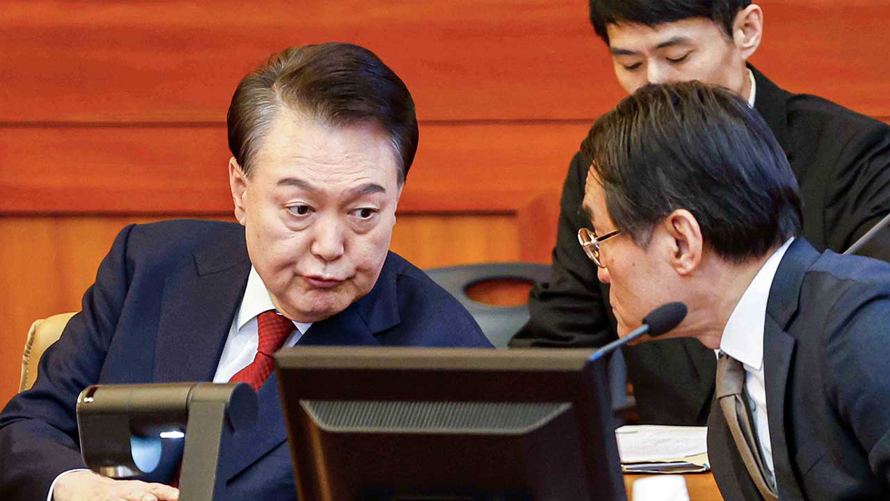 尹 대통령, 계엄 늑장해제 이유로 "국회법 찾아보느라"