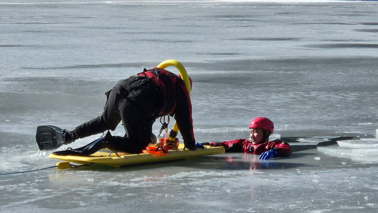 겨울철 수난사고 매년 1천 건‥"해빙기 얼음 깨짐 특히 유의"