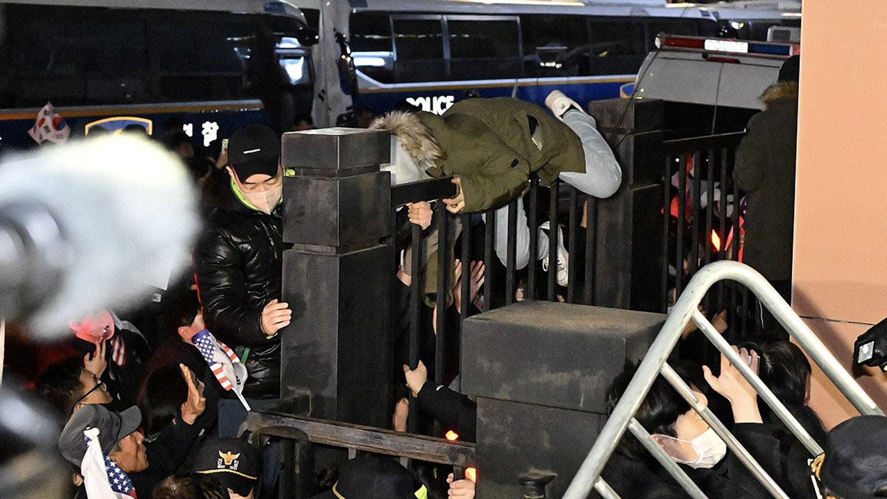 "밟아 이 개XX야"‥공소장에 드러난 '취재진 폭행' 서부지법 폭도들 범행