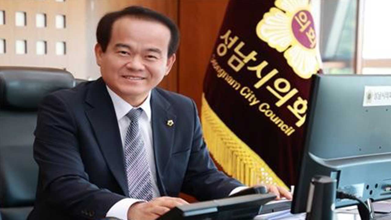 법원 기표 인증샷 논란 성남시의회 의장 직무집행 정지 결정