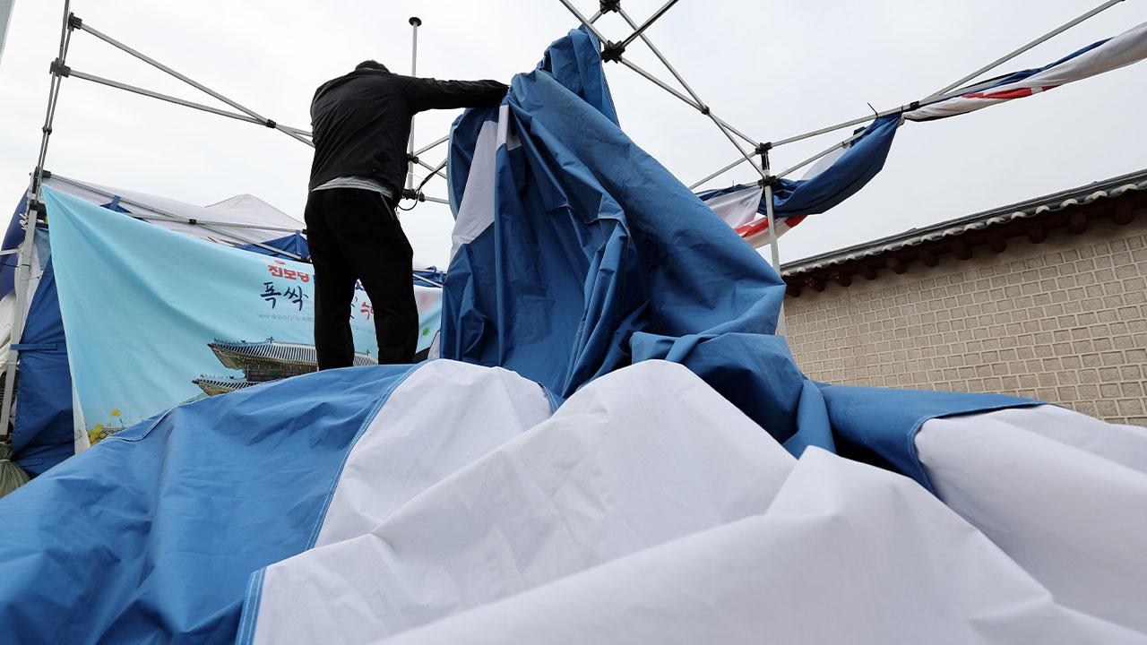종로구, 광화문·헌재 불법천막에 계고장‥"4월 1일까지 자진 정비"