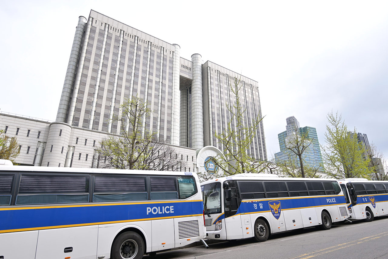 '내란 우두머리' 혐의 윤석열 전 대통령 첫 형사재판 시작