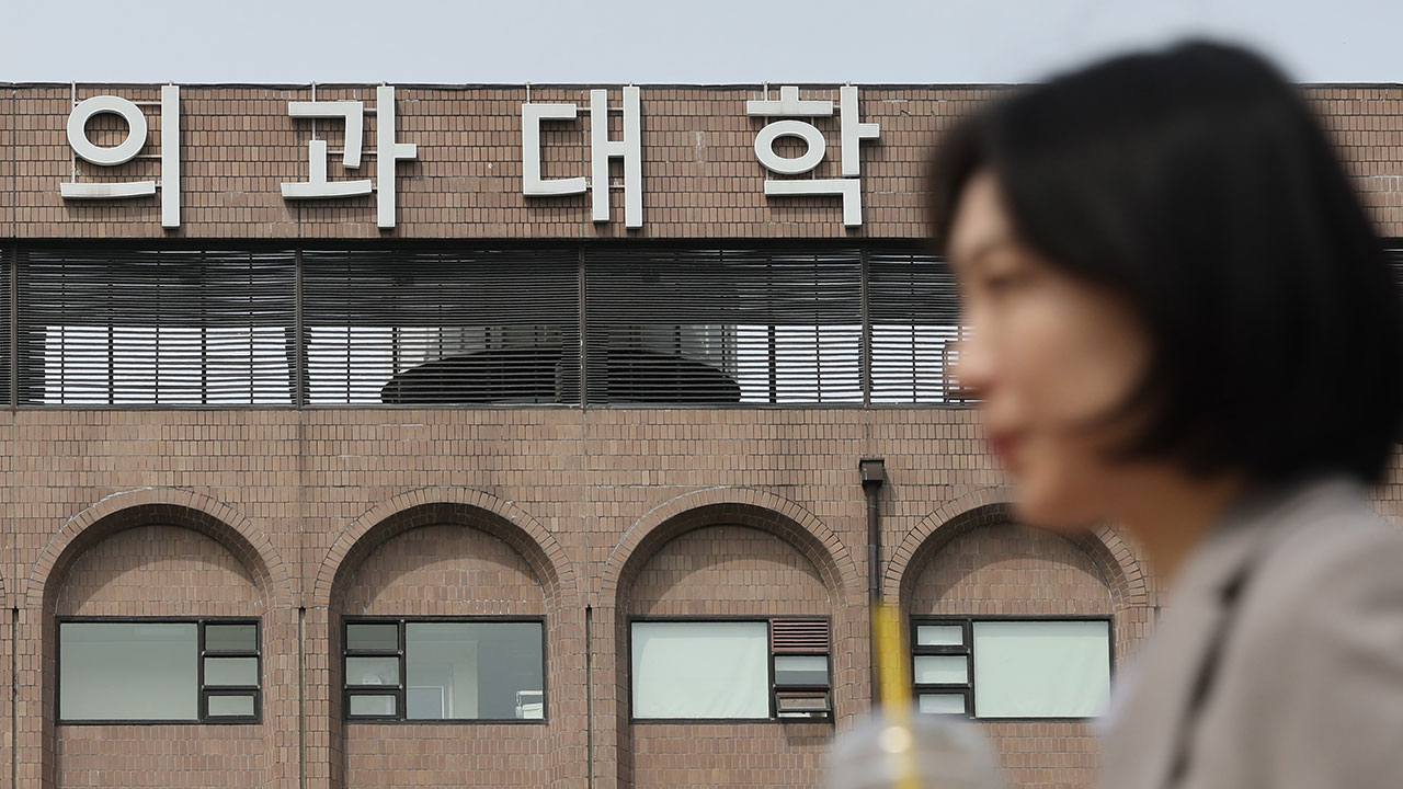 교육부 "제적된 의대생 '100%' 편입 선발로 충원 검토 중"