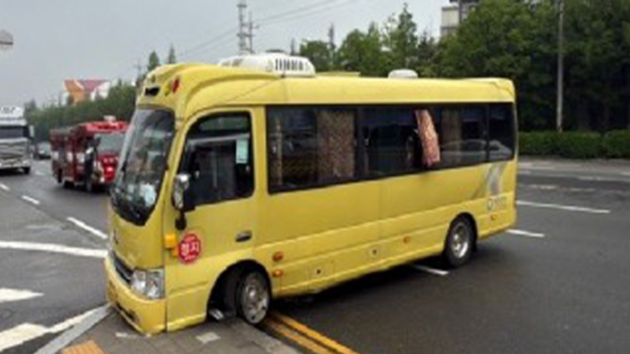 인천 서구서 물류센터 출근 버스가 도로 연석 들이받아‥7명 부상