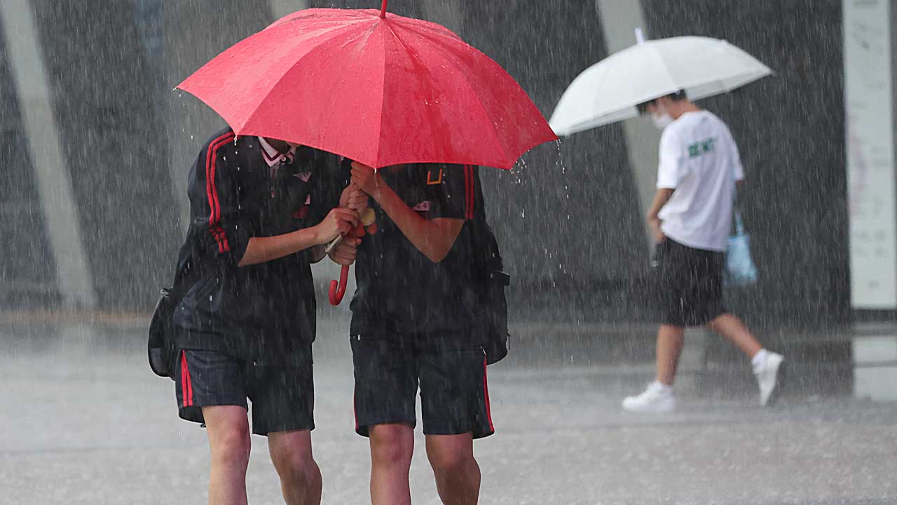 부산 밤사이 100mm 넘는 비‥6월 시간당 최다 강수량 경신