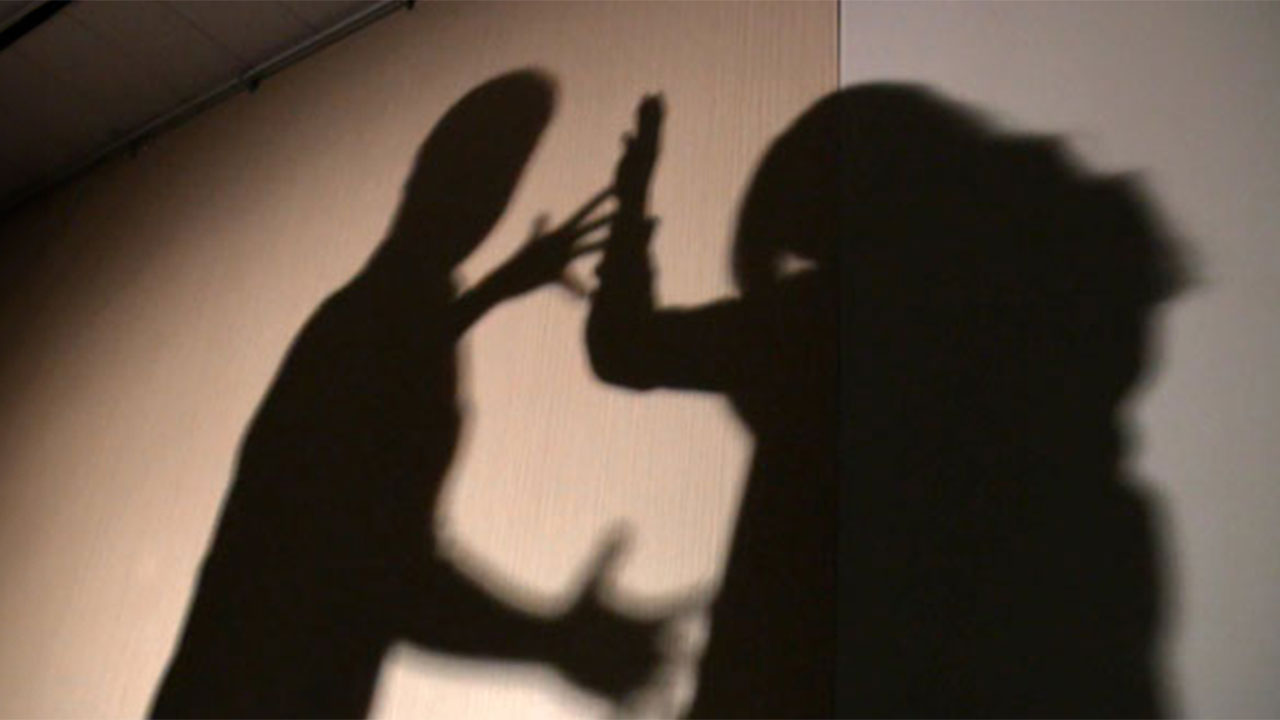 중고거래 앱으로 가출한 아내 위치 추적해 협박한 20대 체포