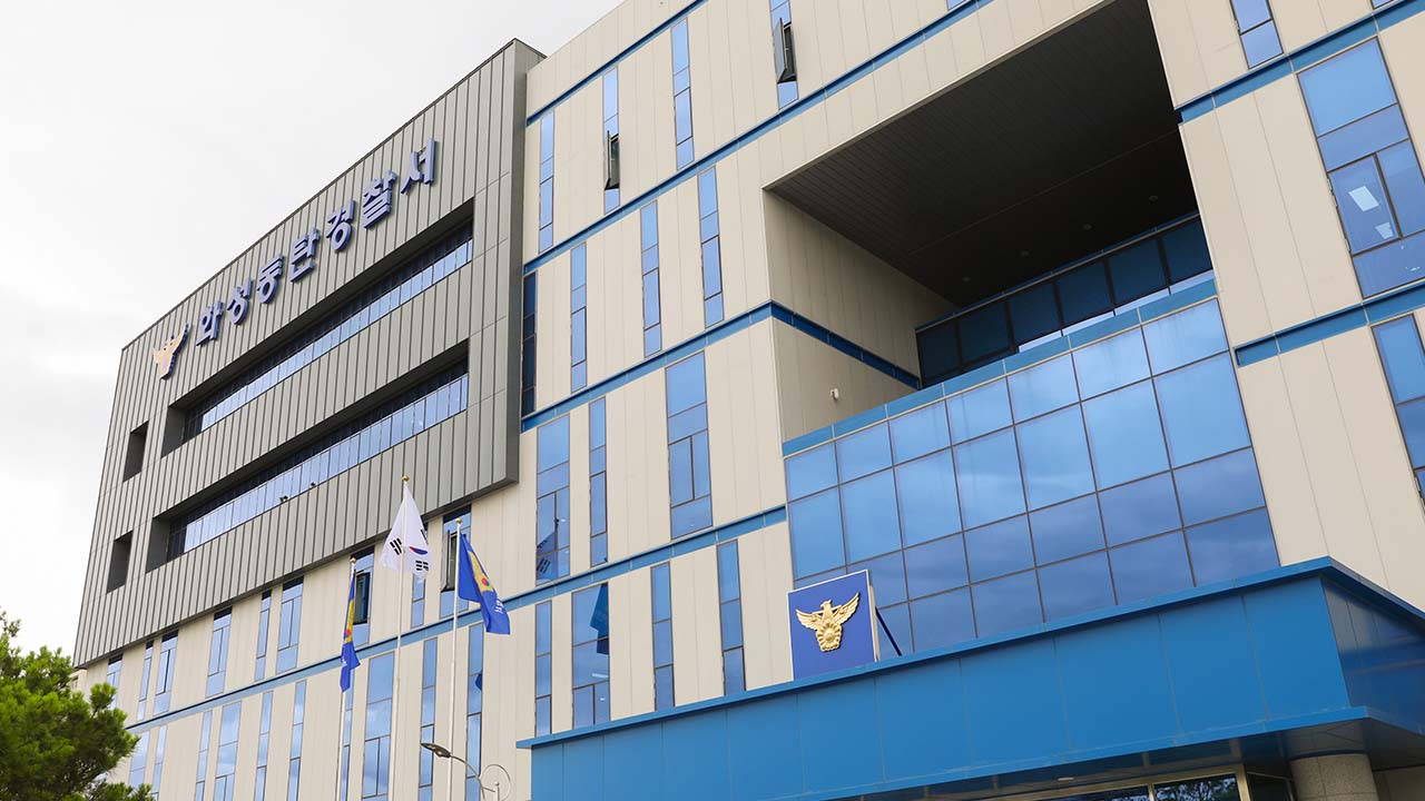 중고거래 앱으로 가출한 아내 위치 추적해 협박한 20대 구속