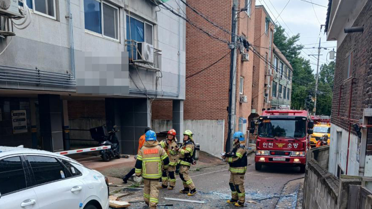 인천 미추홀구 문학동 다세대주택 폭발 추정 화재‥2명 부상