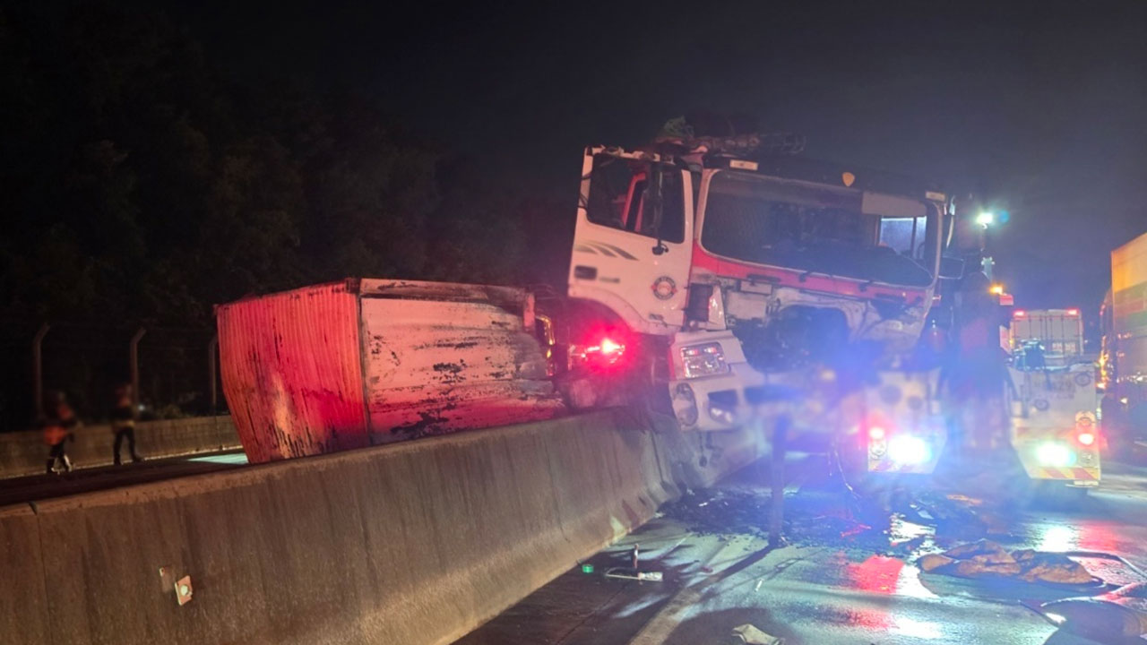 대구부산고속도로서 화물차끼리 추돌‥2명 다쳐