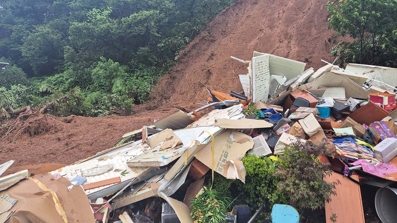 충남 청양 산사태 현장서 매몰됐던 주민 2명 구조