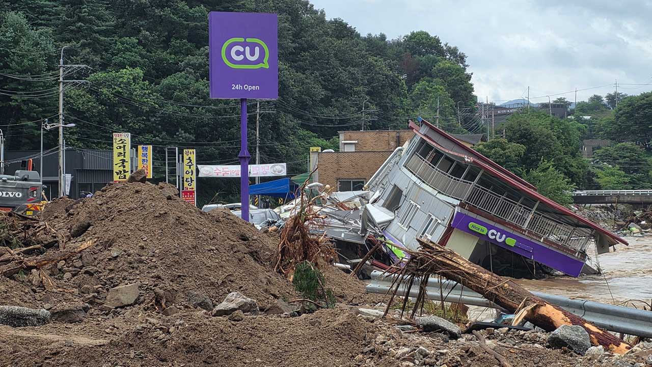 경기 가평 폭우로 2명 사망‥캠핑장 일가족 등 9명 실종