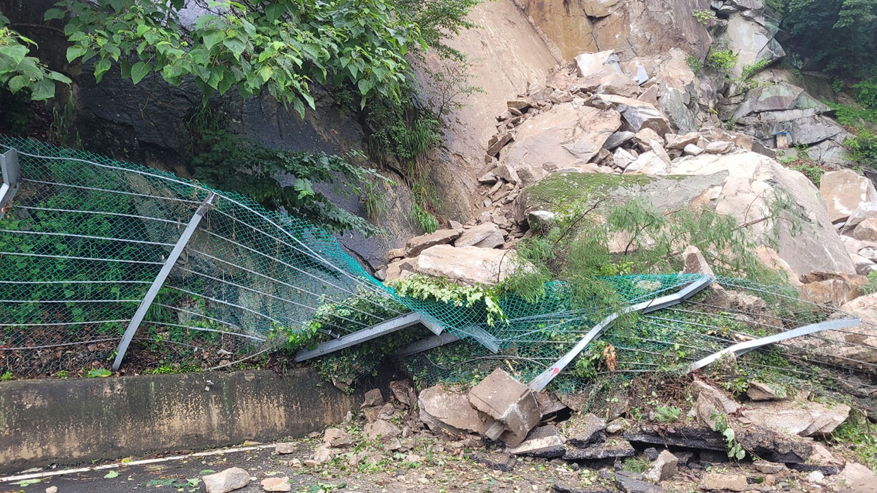 경기 포천시 이동면 국지도 78호선 산사태로 통제 중