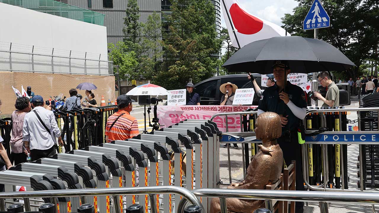 '소녀상 사수' 노숙농성 접자 일장기 든 극우단체가 소녀상 앞 차지