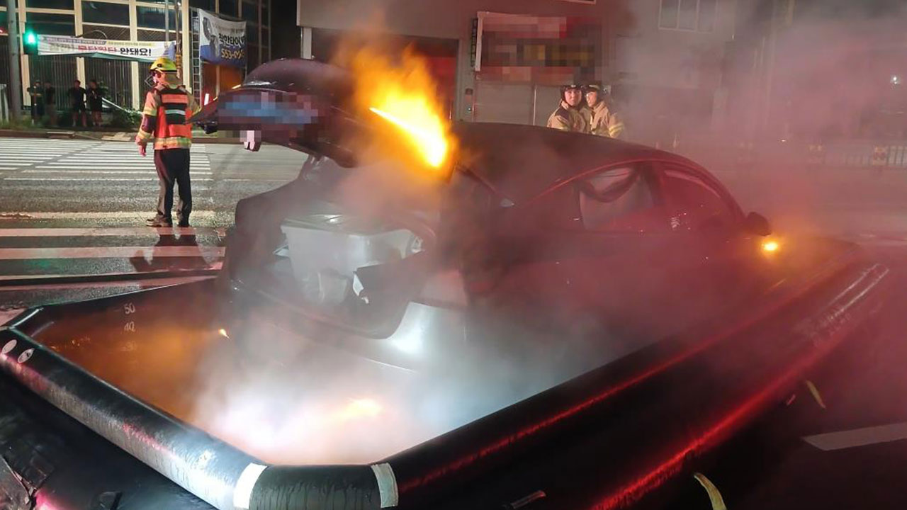 인천서 음주운전 전기차 가로등 들이받아 화재