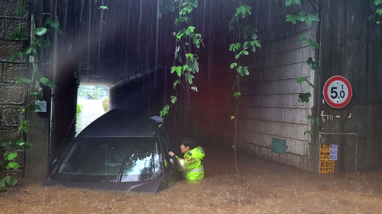 경찰, 물속 뛰어들어 폭우에 지하차도 고립된 70대 구조