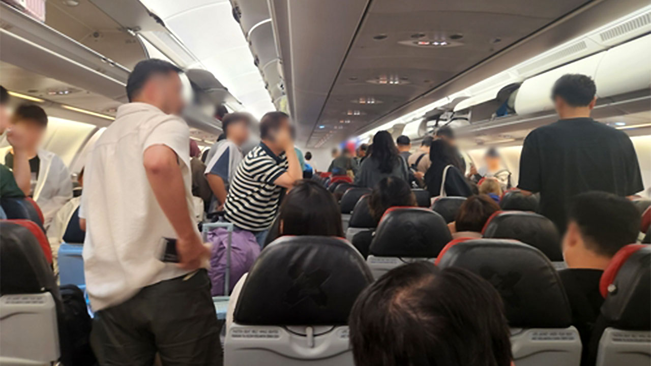 인천행 에어아시아 여객기, 안내 없이 김포공항 착륙‥승객 불편