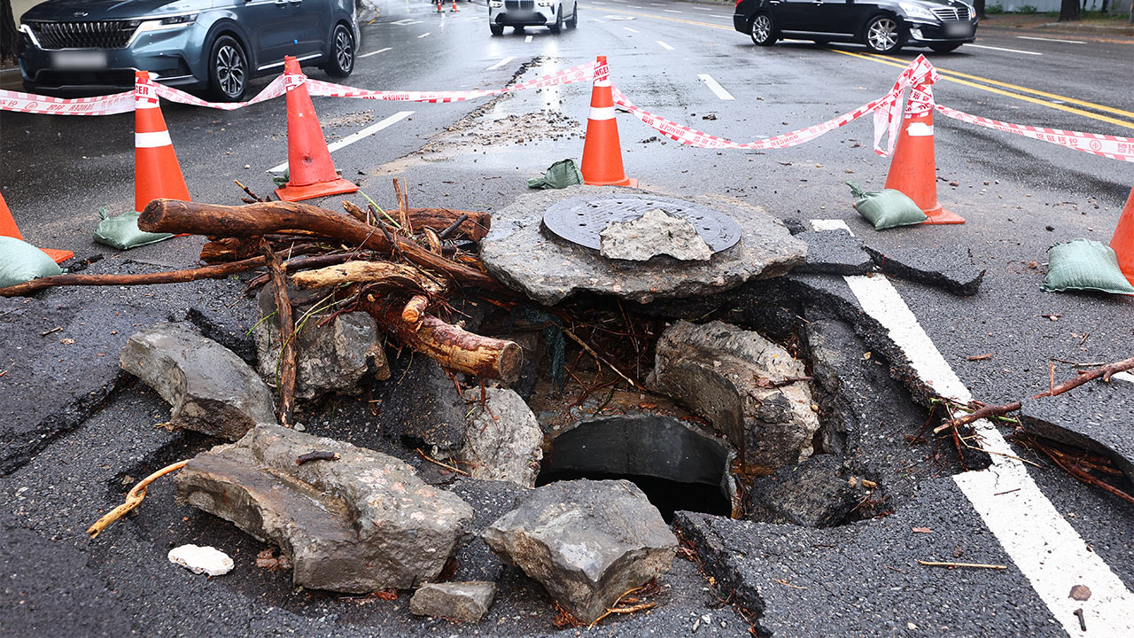 집중호우 쏟아진 서울 종로에서 축대 붕괴‥다친 사람 없어
