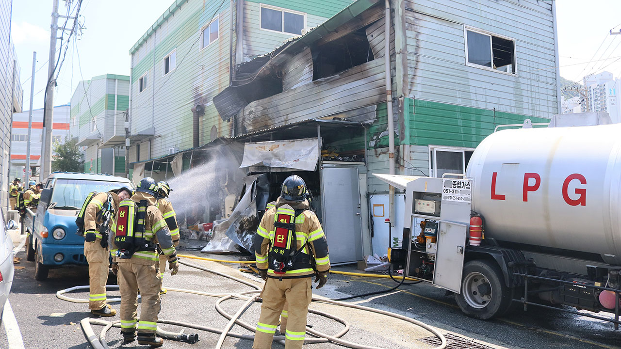 부산 공장 LPG 충전 중 폭발·화재‥2명 중상