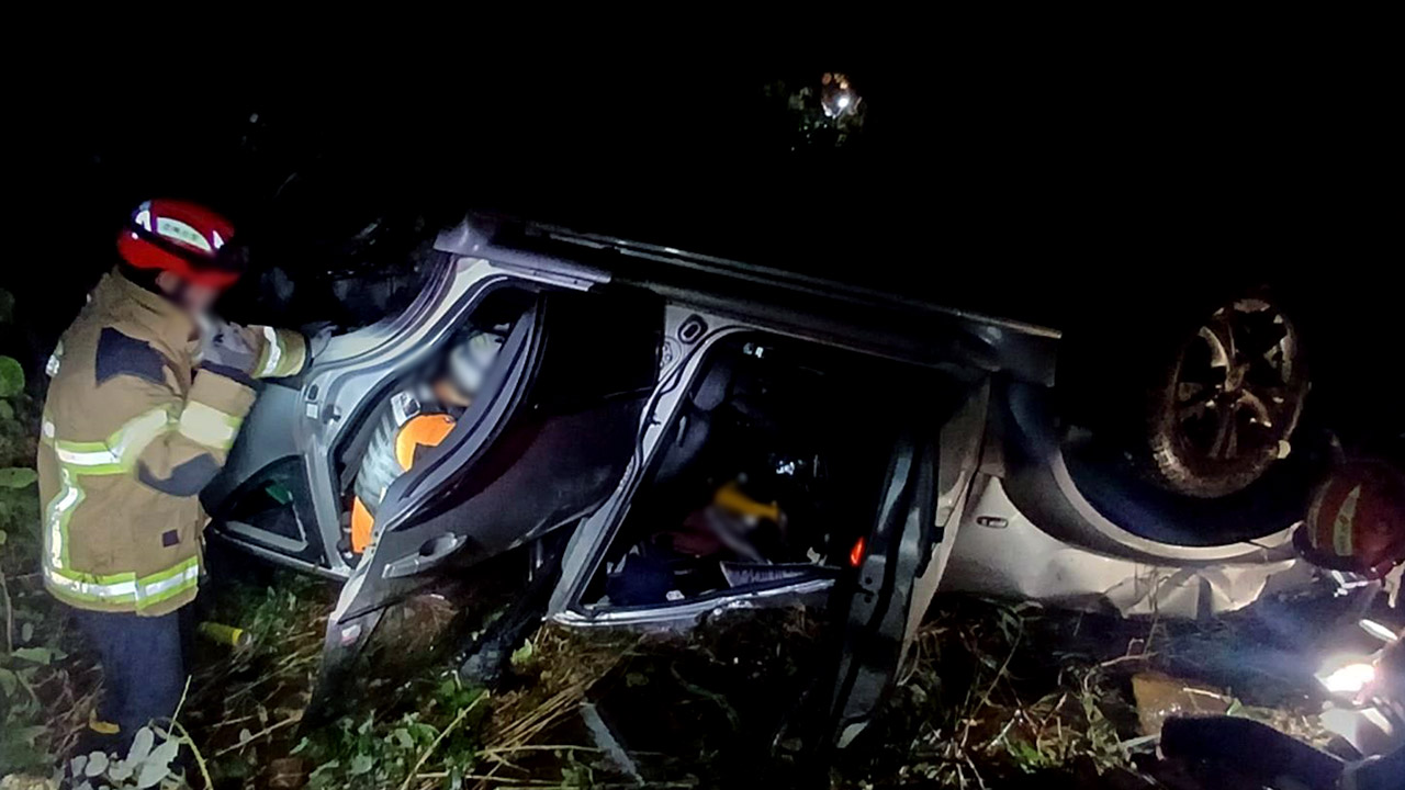 경북 봉화 산길에서 SUV 차량 20m 아래 계곡 추락‥4명 중경상