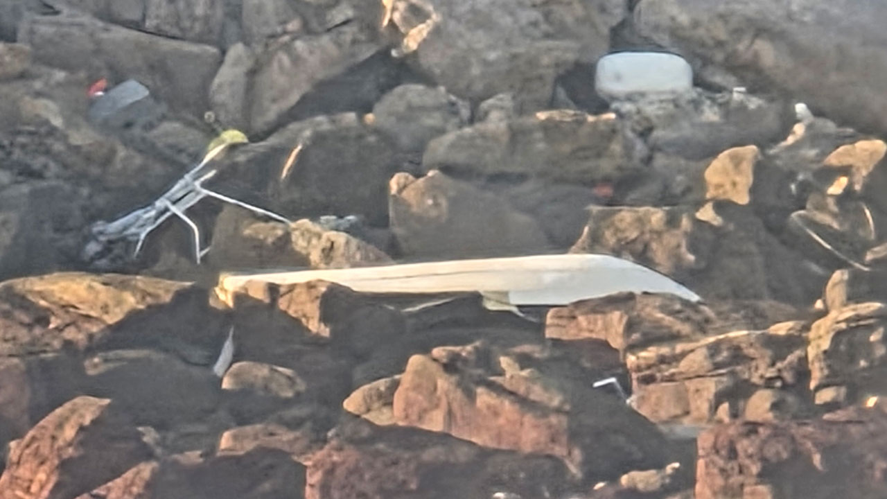 군산 앞바다서 모터보트 좌초‥승선원 3명 구조