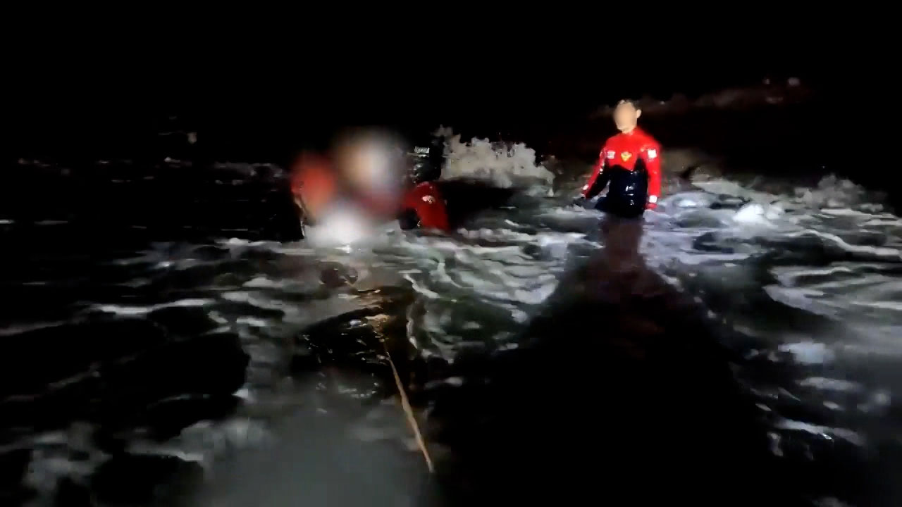 군산 앞바다서 모터보트 좌초‥승선원 3명 구조